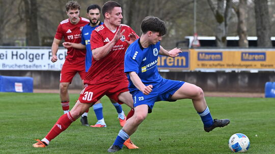 Für Wissens Branko Petrovic (in Blau, hier beim 0:2 gegen Hochwald mit Nils Hemmes) geht es am Samstag nach Stadtkyll zur SG Sch