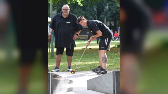 Eine Klasse für sich: Sabrina Heinrich (rechts) sichert sich im Oranienpark die Landesmeisterschaft. Eine Klasse für sich: Sabrina Heinrich (rechts) sichert sich im Oranienpark die Landesmeisterschaft.