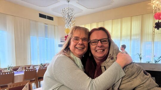 Anke Grigat freut sich über das Wiedersehen mit einer Kollegin