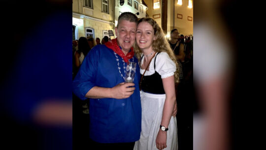Leonie Bürger (hier mit ihrem Papa Sven) setzt sich dafür ein, dass künftig auch Frauen Mitglied in der Hachenburger KIrmesgesel