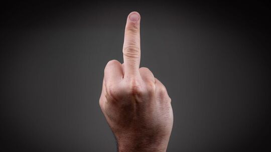 Grundsätzlich wenig elegant: Der Stinkefinger im Arbeitskontext.