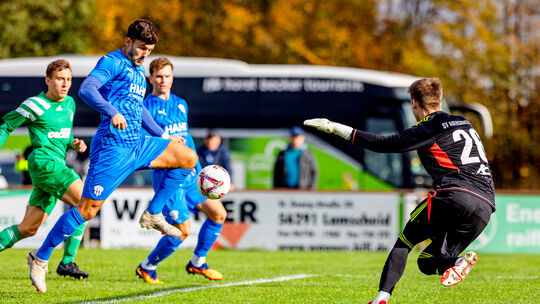 Ohne den Führenden der Oberliga-Torjägerliste, Max Wilschrey (in Blau, vorne), und seinen möglichen Ersatz Jan Mahrla (dahinter)