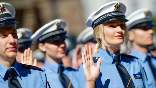 Eine Polizeianwärterin aus Rheinland-Pfalz hebt bei der Vereidigung vor dem Speyerer Dom die Hand: Die CDU hatte im Wahlkampf ei