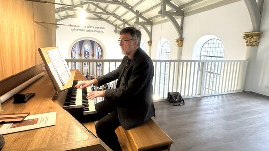Organist Achim Runge sorgte für die muikalische Begleitung auf der neuen Orgel im Festgottesdienst