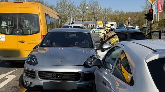 Insgesamt fünf Fahrzeuge waren an der Karambolage beteiligt.