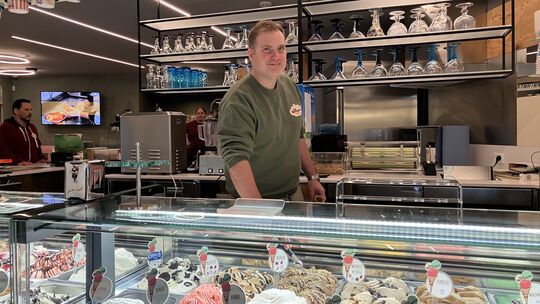 In seinem Eiscafe Venezia in Birkenfeld testet Marco Vazzola seine selbst erdachten Eissorten, die dann in die Großproduktion de