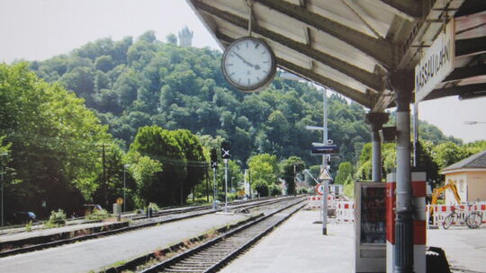 Mit diesem Vordach war der Nassauer Bahnhof über lange Zeit ausgestattet. Über die Herkunft dieser Konstruktion gibt es nach der