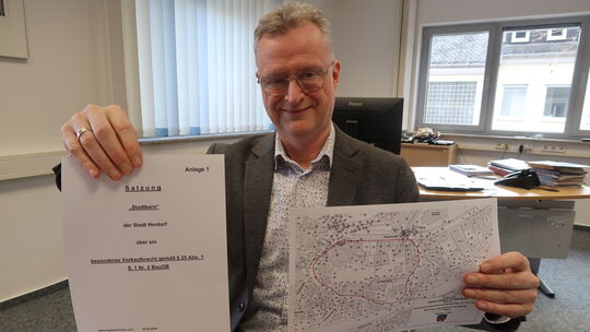 Stadtbürgermeister Uwe Geisinger erläuterte einige Punkte der Stadtkernsanierung. Foto: Claudia Geimer