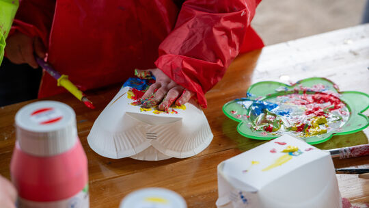 Einfache, zusammengeklebte Pappteller werden zu bunten Osterkörbchen: In der Koblenzer Familienbildungsstätte sind schon die gan