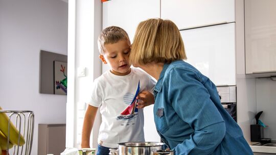 Eine Frau gibt ihrem Enkel einen Kuss