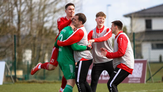 Der SV Laubach (von links mit Steffen Schmitt, Torwart Jonas Landen, Chris Gerhartz, Luca Münnich und Lars Oster) präsentiert si
