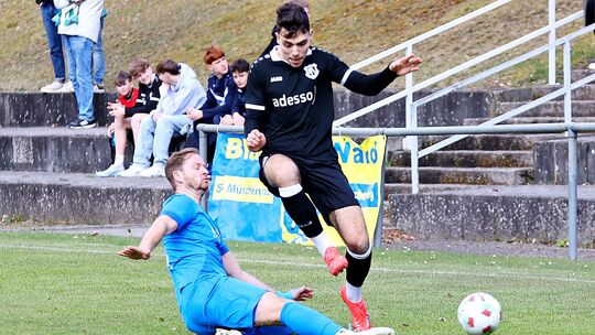 Die SG 06 Betzdorf (im schwarzen Trikot Fynn Barth) gewann am vergangenen Wochenende mit 3:0 bei der SG Müschenbach/Hachenburg u