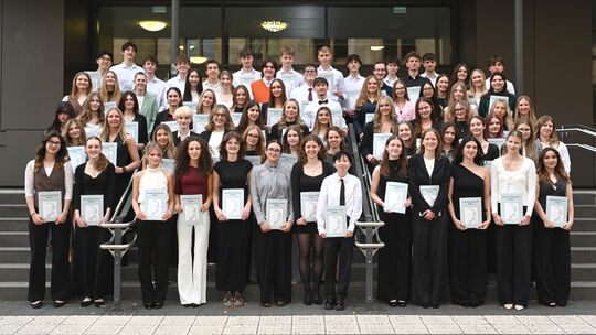 Stilvoller Abschied vom Eichendorff-Gymnasium Koblenz: 73 Abiturientinnen und Abiturienten sagen nach erfolgreichen Prüfungen Le