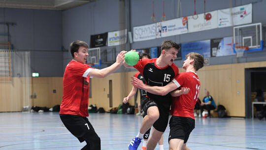 Felix Klute (Nummer 15) hat mit der A-Jugend des TV Bad Ems im abschließenden Saisonspiel den Rheinlandmeister HV Vallendar nich