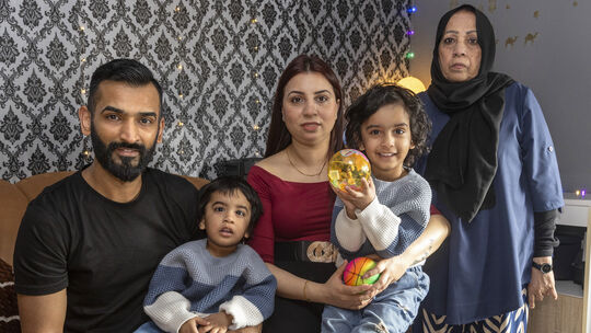 Familie Khokhar stammt aus Pakistan und kam 2022 nach Deutschland, die Großmutter folgte 2024. Naila Khokhar (3. von rechts) ist