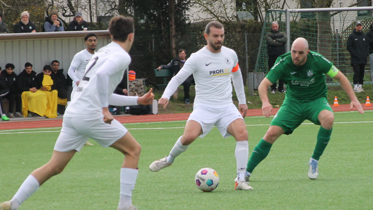 Im Duell der Kapitäne hat Deniz Darcan (Mitte) gegenüber dem Marienborner Marc Beck (rechts) die Nase vorn. Auch am Samstag in M