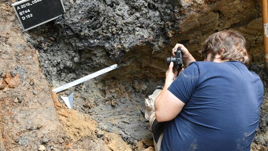 Über mehrere Ausgrabungen hinweg wurden am Blöskopf bei Bad Ems die Überreste des einstigen Römerlagers von Studierenden der Uni