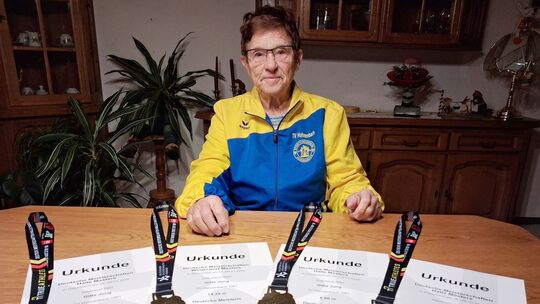 Stolz präsentiert Gitta Jung die vier Goldmedaillen, die sie bei den deutschen Senioren-Hallen- und Winterwurfmeisterschaften ge