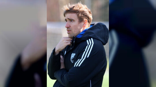 Spielertrainer Daniel Schneiß kann mit seinem Tabellenvorletzten SSV Ellenz-Poltersdorf durch einen Heimsieg im Nachhol-Derby ge