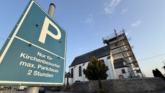 Noch ist auf dem Baugerüst am Turm Kirche in Peterswald, den ein Brand schwer beschädigt hatte, nichts los. Doch in absehbarer Z