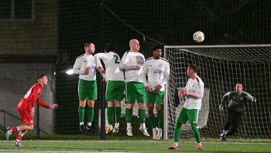 Hinten soll beim TuS Oberwinter (weiße Trikots) auswärts beim TuS Mayen lange die Null stehen.