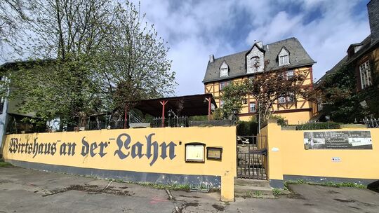 Das historische Wirtshaus an der ist nicht nur wegen seiner grellen Farbe ein echter Hingucker. Doch gastronomisch gibt es hier