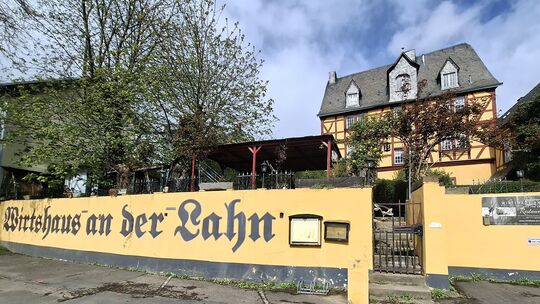 Das historische Wirtshaus an der ist nicht nur wegen seiner grellen Farbe ein echter Hingucker.
