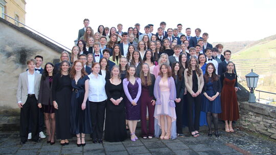 Jetzt haben sie das Abiturzeugnis in der Tasche: die diesjährigen Absolventinnen und Absolventen des Gymnasiums Calvarienberg.