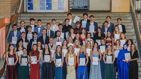 49 Abiturientinnen und Abiturienten des Megina Gymnasiums Mayen feierten ihren Abschluss.