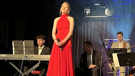 Die Jahrgangsbeste beim Auftritt mit ihrer Band.