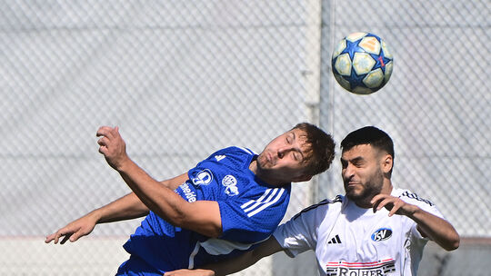 Westums Mica Schneider (links, hier im Heimspiel gegen Emmelshausen) sorgte für die Führung der SG, am Ende gewann Westum/Löhndo