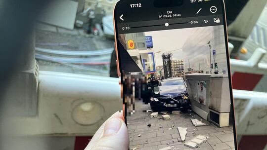 Filme und Fotos vom Unfallwagen mitten in Koblenz kursierten tagelang in den Sozialen Netzwerken.