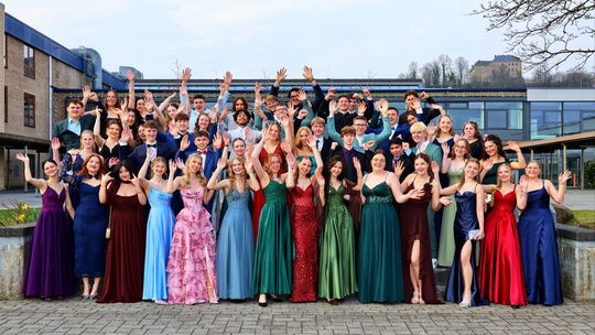 Die Abiturienten des Jahres 2026 am KAG Westerburg holten sich am Freitag ihre Zeugnisse ab und ließen sich gebührend feiern.