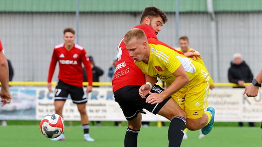 Wenn Rübenach um Kian Freisberg (in Rot-Schwarz, vorne) im Kampf gegen den Abstieg weiter Chancen haben will, muss der FV den Tu
