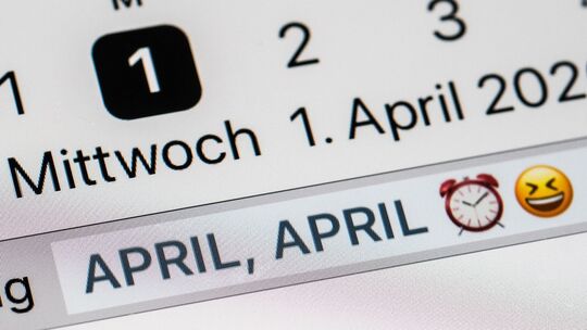 Emojis und die Anmerkung "April, April" auf einem Smartphone