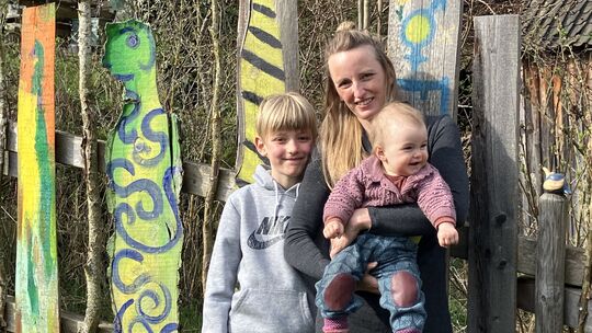 Greta Mahlberg (mit Töchterchen Rala auf dem Arm) und ihr Sohn Miro spendeten eine große Menge an Süßigkeiten an die Ahrweiler T