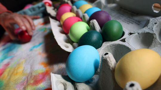 Eier selbst zu färben ist bei vielen Menschen eine beliebte Ostertradition.