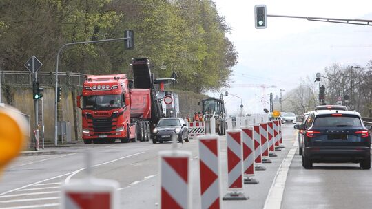 Mit Fräsarbeiten auf der hangseitigen Fahrspur hat die Sanierung der B42 zwischen Urbar und Ehrenbreitstein begonnen. Der Verkeh