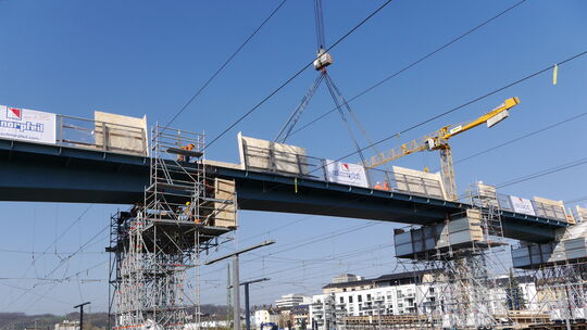 Die Brücke für Fußgänger und Radfahrer über die Bahn zwischen Goldgrube und Rauental steht bereits, nun müssen noch die Rampen f
