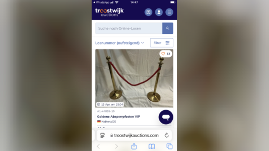 Auch die Absperrbänder, die wohl fast jeder Besucher aus der Nachtwache kennt, stehen zum Verkauf an.