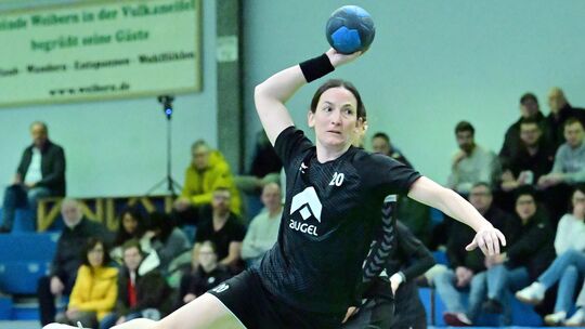 Stefanie Nett (am Ball) und der TuS Weibern spielen am Ostermontag das Halbfinale um den Rheinlandpokal gegen die HSG Wittlich.
