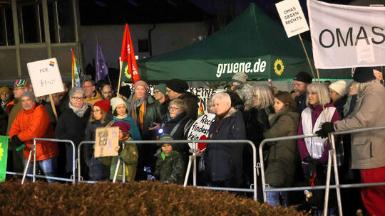 Vor der Landtagswahl protestierte eine von den Grünen organisierte Mahnwache gegen eine Wahlveranstaltung der AfD in Puderbach.
