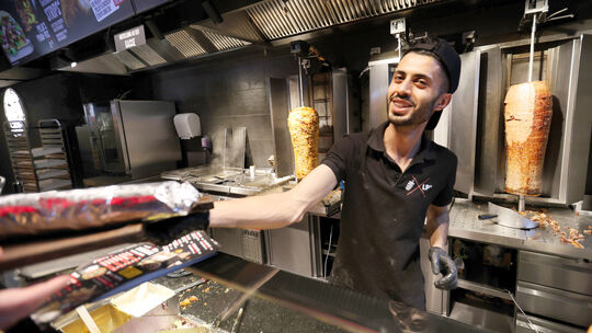 Mangal-Mitarbeiter Memo Atanasov arbeitet in Andernach und Koblenz.