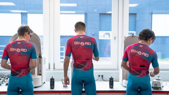 Fahrer des Bike Aid Development Teams testen die Mühlen von Fritsch.