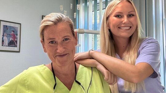 Mutter und Tochter Seite an Seite: Dr. Marlin Hager freut sich über das 30-jährige Praxisjubiläum – und über die geplante Nachfo