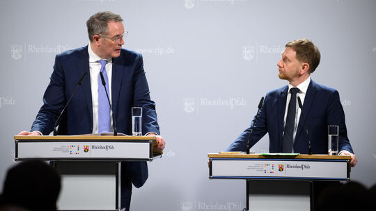 MPK-Vorsitzender Alexander Schweitzer und der Co-Vorsitzende Michael Kretschmer (CDU), Ministerpräsident von Sachsen, bei der jü