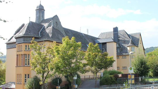 In der Nassauer Freiherr-vom-Stein-Schule gibt es Probleme wegen der Verkehrslage, dem Sanierungsstau und dem Platzmangel – da k