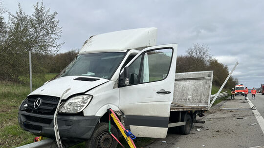 Auf der Leitplanke kam der Fahrer dieses Kleinlasters zum Stillstand.