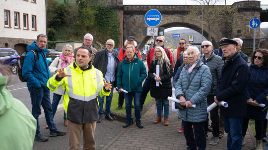 Baudezernent Andreas Lukas erläutert die Pläne zum Ausbau des Geh- und Radweges am Moselufer.