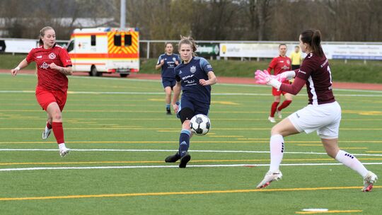 Torjägerin Marie Fischer (blaues Trikot) möchte mit dem 1. FFC Montabaur ins Finale des Rheinlandpokals einziehen.